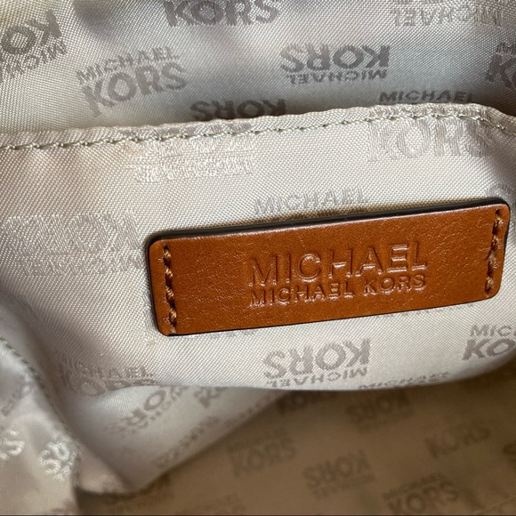 🎉HP🎉 Michael Kors zip monogram Tote bag - Picture 7 of 13